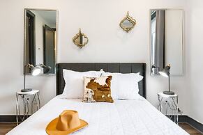 Lindsley by Avantstay Balcony Modern Design A Downtown Location