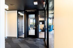 Lindsley by Avantstay Balcony Modern Design A Downtown Location