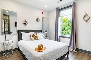 Lindsley by Avantstay Balcony Modern Design A Downtown Location