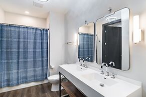 Lindsley by Avantstay Balcony Modern Design A Downtown Location