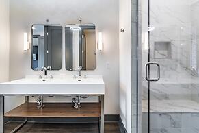 Lindsley by Avantstay Balcony Modern Design A Downtown Location