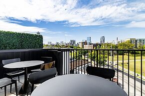 Lindsley by Avantstay Balcony Modern Design A Downtown Location