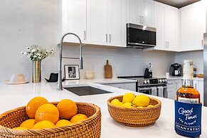 Lindsley by Avantstay Balcony Modern Design A Downtown Location