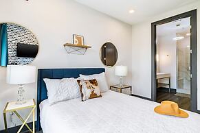 Lindsley by Avantstay Balcony Modern Design A Downtown Location