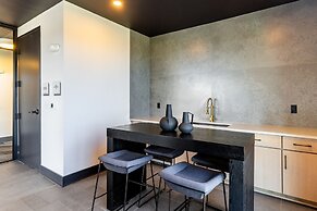 Lindsley by Avantstay Balcony Modern Design A Downtown Location