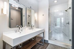 Lindsley by Avantstay Balcony Modern Design A Downtown Location