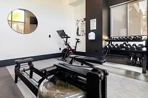 Lindsley by Avantstay Balcony Modern Design A Downtown Location