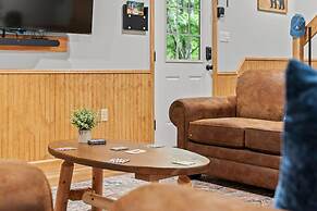 Bluejay Getaway by Avantstay Walk to Lake 7bdr Hot Tub Pool Table