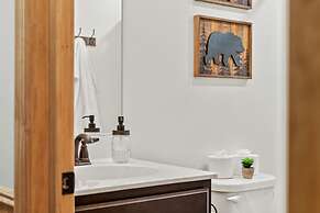 Bluejay Getaway by Avantstay Walk to Lake 7bdr Hot Tub Pool Table