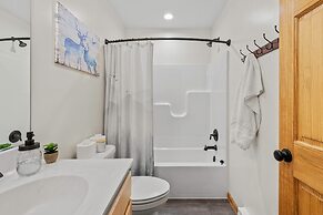 Bluejay Getaway by Avantstay Walk to Lake 7bdr Hot Tub Pool Table