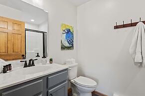 Bluejay Getaway by Avantstay Walk to Lake 7bdr Hot Tub Pool Table