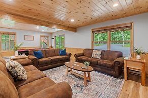 Bluejay Getaway by Avantstay Walk to Lake 7bdr Hot Tub Pool Table