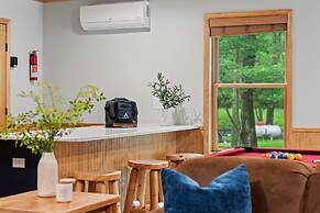 Bluejay Getaway by Avantstay Walk to Lake 7bdr Hot Tub Pool Table