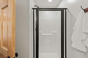 Bluejay Getaway by Avantstay Walk to Lake 7bdr Hot Tub Pool Table