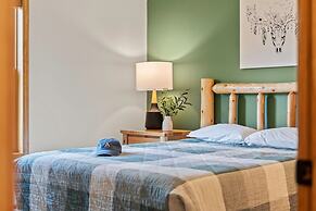 Bluejay Getaway by Avantstay Walk to Lake 7bdr Hot Tub Pool Table