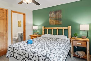 Bluejay Getaway by Avantstay Walk to Lake 7bdr Hot Tub Pool Table