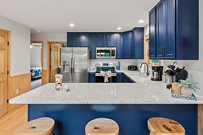 Bluejay Getaway by Avantstay Walk to Lake 7bdr Hot Tub Pool Table