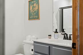 Bluejay Getaway by Avantstay Walk to Lake 7bdr Hot Tub Pool Table