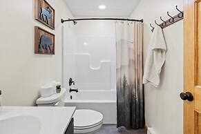 Bluejay Getaway by Avantstay Walk to Lake 7bdr Hot Tub Pool Table