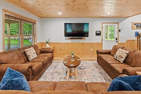 Bluejay Getaway by Avantstay Walk to Lake 7bdr Hot Tub Pool Table