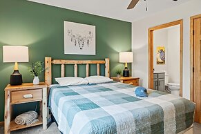 Bluejay Getaway by Avantstay Walk to Lake 7bdr Hot Tub Pool Table