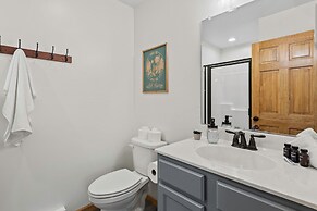 Bluejay Getaway by Avantstay Walk to Lake 7bdr Hot Tub Pool Table