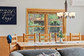 Bluejay Getaway by Avantstay Walk to Lake 7bdr Hot Tub Pool Table