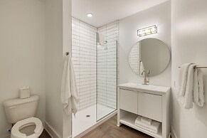 The Carter 405 by Avantstay 4BR Balcony