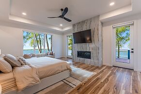 Paradise Peninsula by Avantstay Waterfront Private Beach Hot Tub View