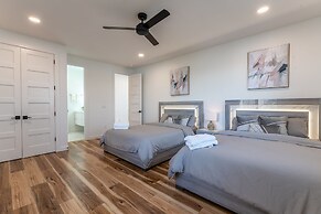 Paradise Peninsula by Avantstay Waterfront Private Beach Hot Tub View