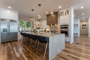 Paradise Peninsula by Avantstay Waterfront Private Beach Hot Tub View