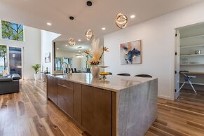 Paradise Peninsula by Avantstay Waterfront Private Beach Hot Tub View