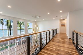 Paradise Peninsula by Avantstay Waterfront Private Beach Hot Tub View