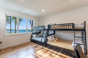 Paradise Peninsula by Avantstay Waterfront Private Beach Hot Tub View