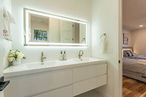 Paradise Peninsula by Avantstay Waterfront Private Beach Hot Tub View