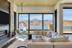 Reflection by Avantstay Sleeps 18 Lake Views Hot Tub Game Room