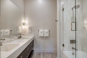 Reflection by Avantstay Sleeps 18 Lake Views Hot Tub Game Room