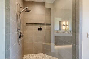 Reflection by Avantstay Sleeps 18 Lake Views Hot Tub Game Room