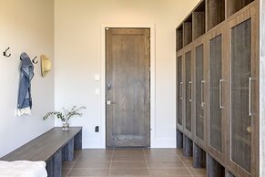 Reflection by Avantstay Sleeps 18 Lake Views Hot Tub Game Room