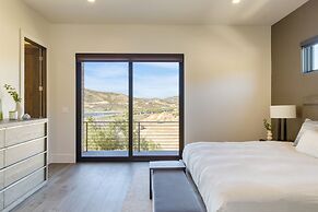 Reflection by Avantstay Sleeps 18 Lake Views Hot Tub Game Room