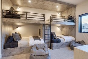 Reflection by Avantstay Sleeps 18 Lake Views Hot Tub Game Room