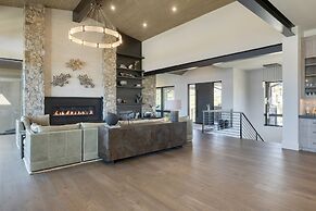 Reflection by Avantstay Sleeps 18 Lake Views Hot Tub Game Room