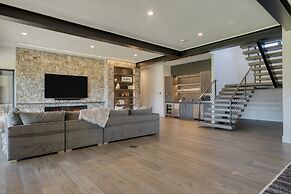 Reflection by Avantstay Sleeps 18 Lake Views Hot Tub Game Room