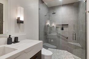 Reflection by Avantstay Sleeps 18 Lake Views Hot Tub Game Room