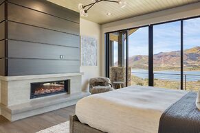 Reflection by Avantstay Sleeps 18 Lake Views Hot Tub Game Room