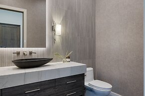 Reflection by Avantstay Sleeps 18 Lake Views Hot Tub Game Room