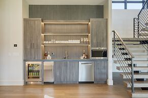 Reflection by Avantstay Sleeps 18 Lake Views Hot Tub Game Room