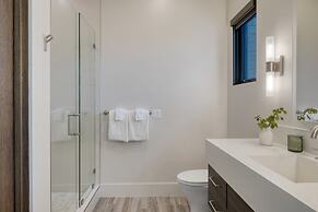 Reflection by Avantstay Sleeps 18 Lake Views Hot Tub Game Room