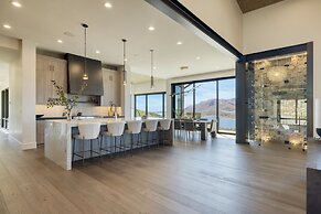 Reflection by Avantstay Sleeps 18 Lake Views Hot Tub Game Room