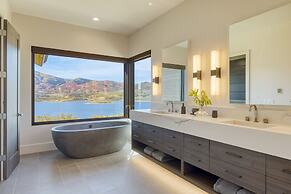 Reflection by Avantstay Sleeps 18 Lake Views Hot Tub Game Room